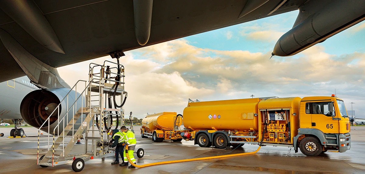 Airbus A330MRTTRAF Voyager durante el proceso de carga del SAF. Copyright: MoD Crown. Foto: Airbus